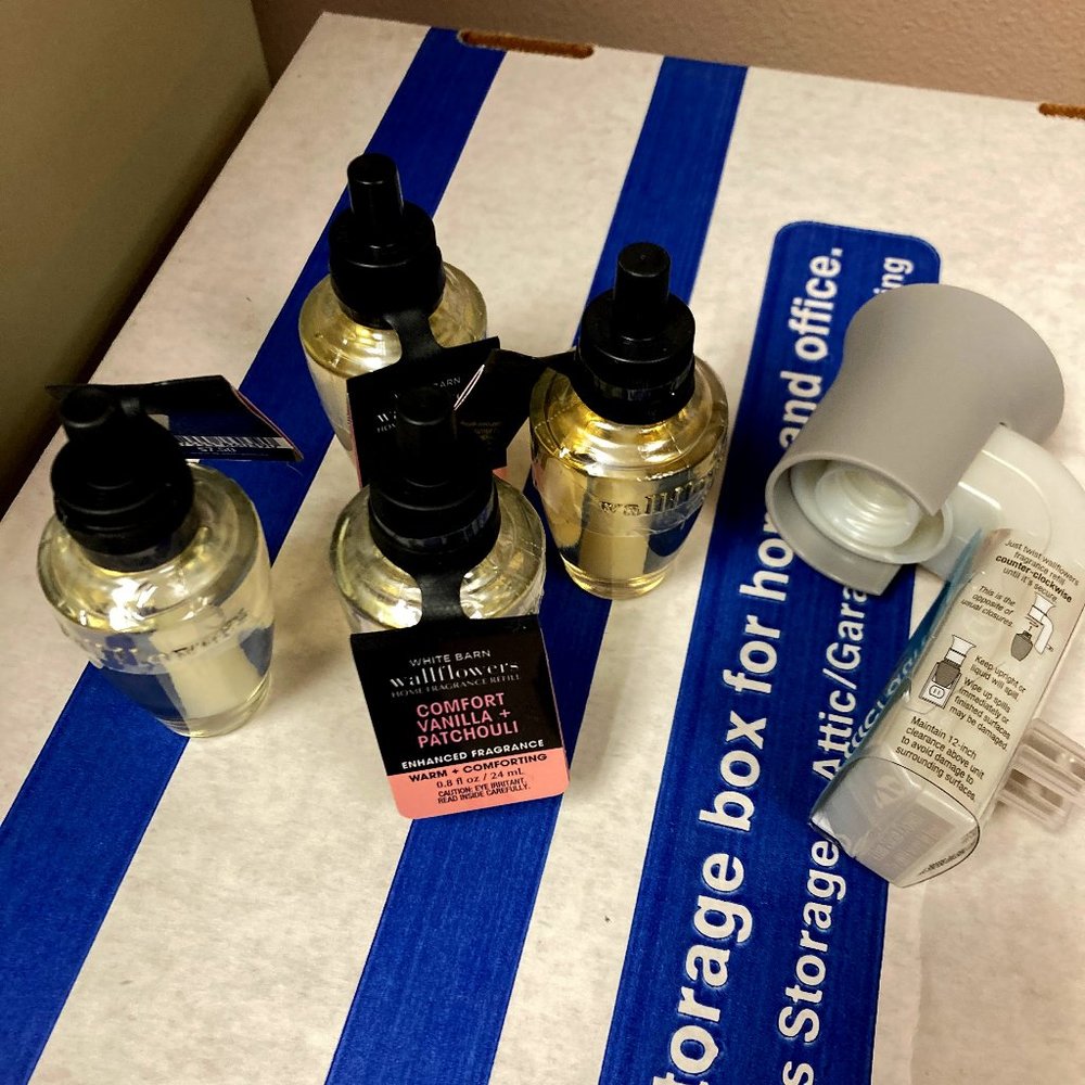 Bath & Body Wallflower unit with 4 Comfort fragrance bottles